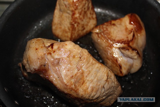 Стейк с картошкой и зеленью