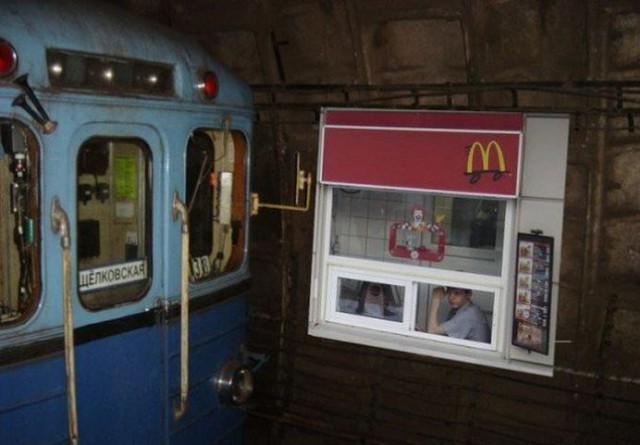 Пассажиры в метро.