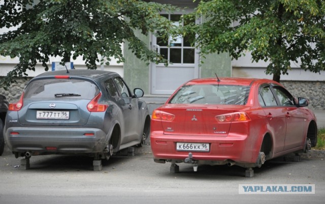 Стоят две машины на парковке...Ничего не смутило?