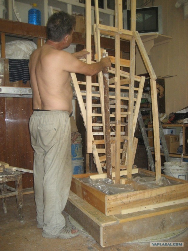Памятник - это просто  !