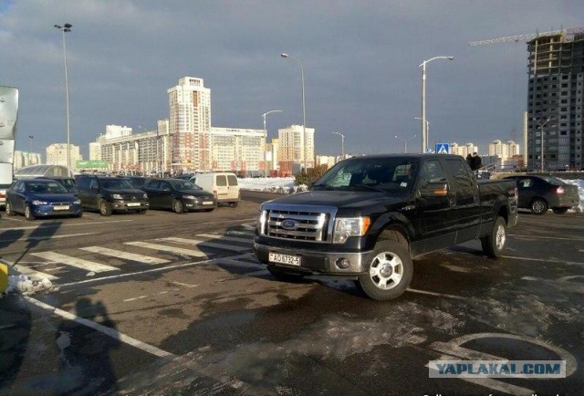 На парковке у "Капитолия", Шереметьевская улица. Зарисовка руки Зощенко "Инвалид".