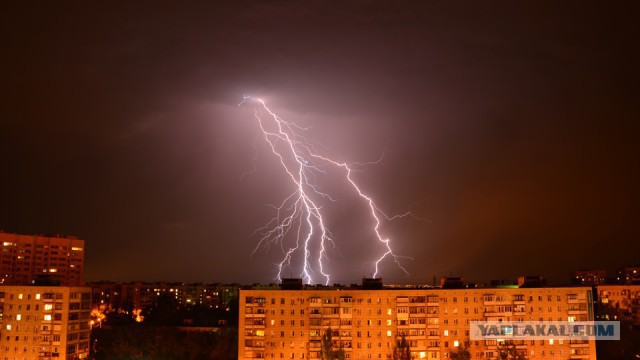 Чад Коуэн 6 лет охотился за грозами, чтобы снять это видео