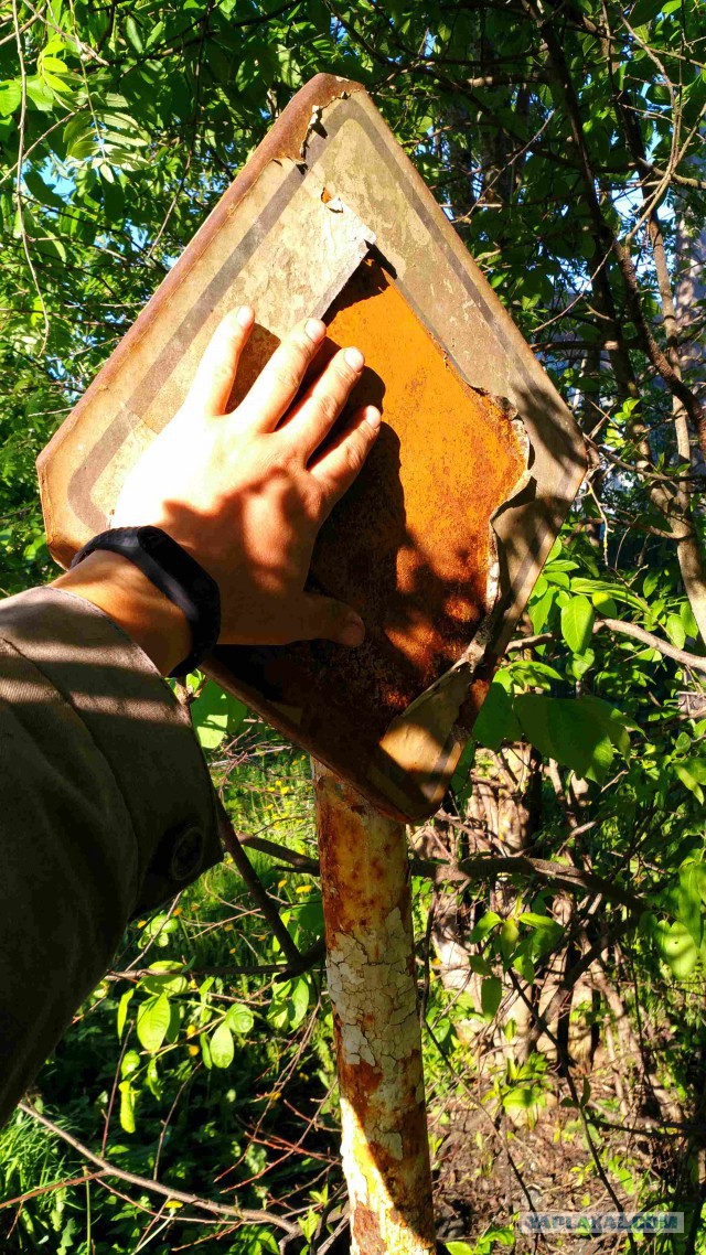 Эксперимент по внедрению уменьшенных дорожных знаков признали успешным...Теперь их поменяют и в остальных регионах, пилим бабки!