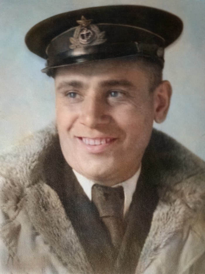 Нейросеть на хаялву раскрашивает фото к 9 мая