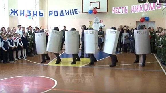В Челябинской области спецназ ФСИН на посвящении детей в кадеты показал школьникам приёмы разгона демонстрантов