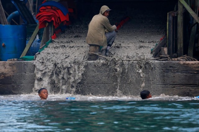 Добыча олова из моря в Индонезии