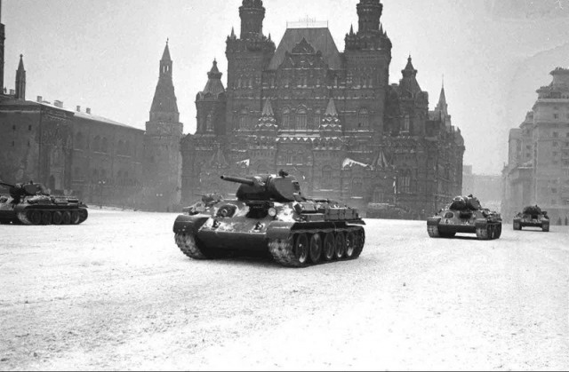 С Красной площади и сразу в бой: 7 ноября 1941 года в Москве прошел легендарный военный парад
