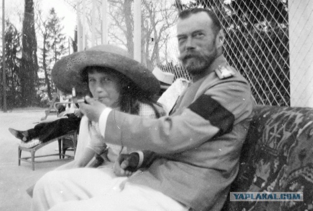 А так же наградил(Николай II) участников расстрела и "распекал" ответственных за недостаточную твердость и жесткость в подавлении..."