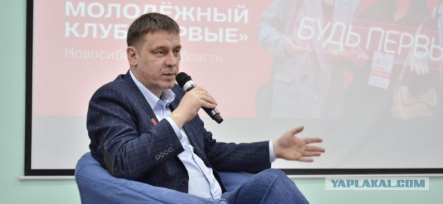 Барин рассказывает молодежи что они должны быть рабами.