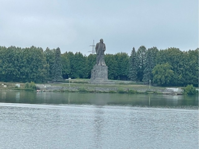 Гигантская голова Ленина