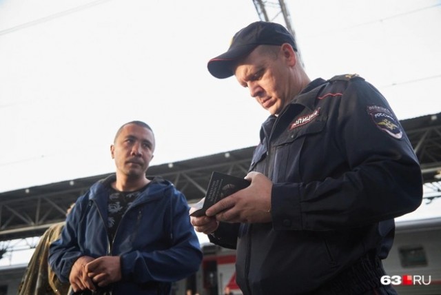 «Людей просто нет»: мигрантов снова ждут в России на работу — как рекордный дефицит кадров скажется на экономике