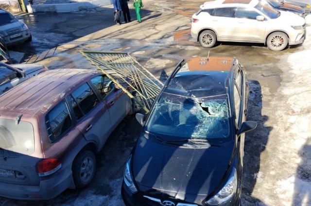 Девочка попала.