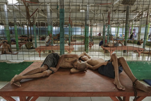 Фоторепортаж с психиатрических лечебниц Индонезии
