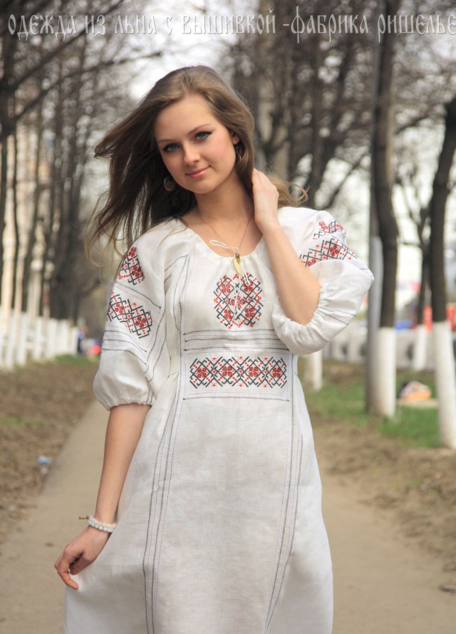 Русские красавицы в национальных нарядах.