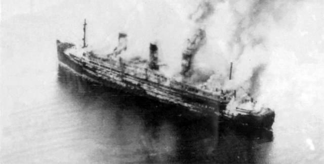 Их расстреливали в воде из 20-миллиметровых пушек.Потопление британскими ВВС немецких судов с узниками концлагерей 3 мая 1945 г.