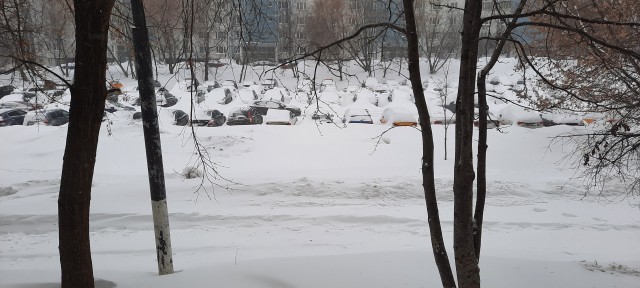 Москву ночью завалило снегом. Город стоит в 9-балльных пробках, нет движения на МКАДе, шоссе Энтузиастов, Варшавке и Ярославке