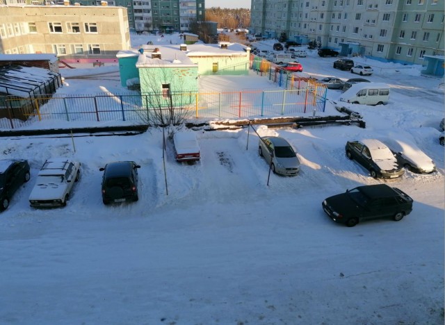 В Казани новый сосед спилил болгаркой замки на парковке, которую обустраивали жильцы дома