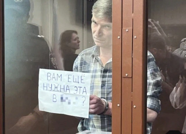 Юрия Шевчука признали виновным в дискредитации российской армии. Артиста оштрафовали на 50 тысяч рублей