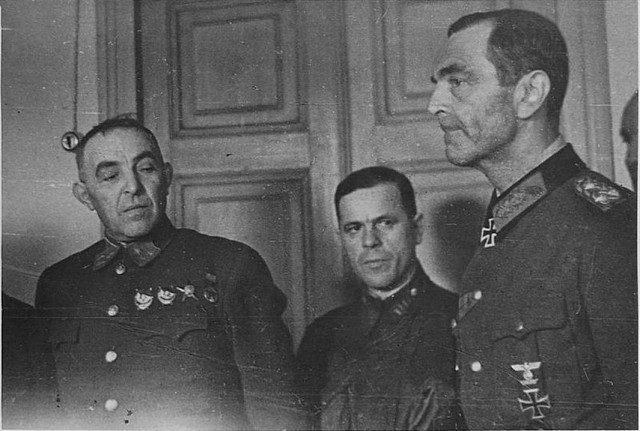 Ровно 80 лет назад фельдмаршал Паулюс, командующий 6-ой армией под Сталинградом, сдался в плен