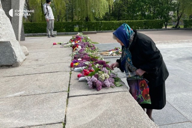 В Одессе и Полтаве сегодня возлагали цветы к памятным местам.
