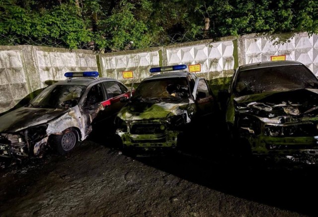 В Калуге девушка пробралась на стоянку Росгвардии и подожгла пять автомобилей.