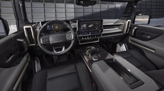 Брутальный внедорожник GMC Hummer EV продают со скидкой в 40 тыс. долларов. Цена с учетом скидки около 100 тыс. долларов