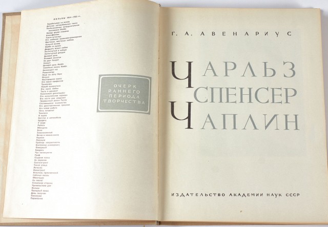 Книжные полки с книгами