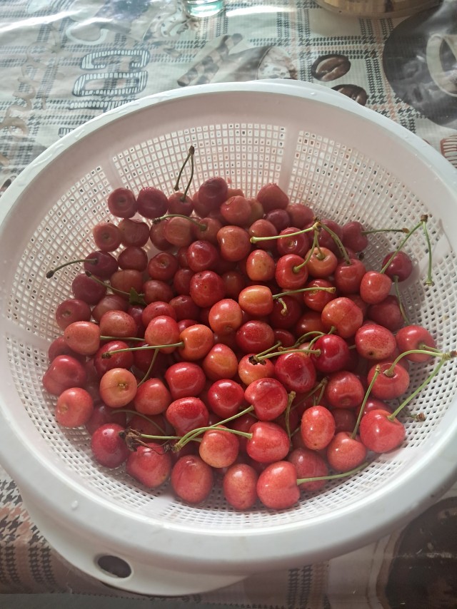 Не скучно, рву вишню и черешню.