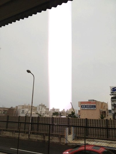 Световые столбы в небе Японии