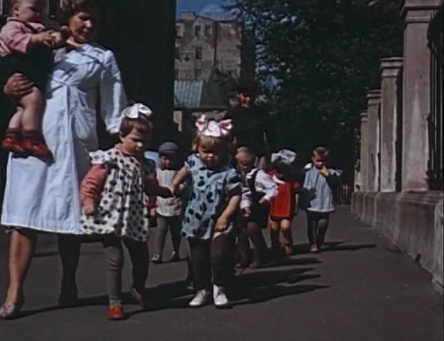 Советский детсад на прогулке