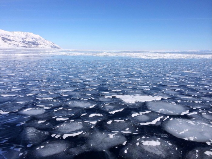 На Байкале туристы провалились под лёд в 300 м от берега. Инцидент записала камера одного из путешественников