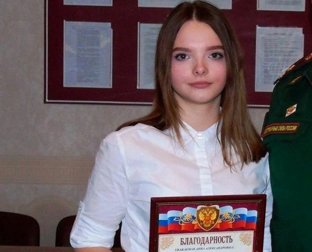 Школьница вручила более 30 повесток курским призывникам