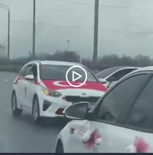 Обычный свадебный кортеж в Москве