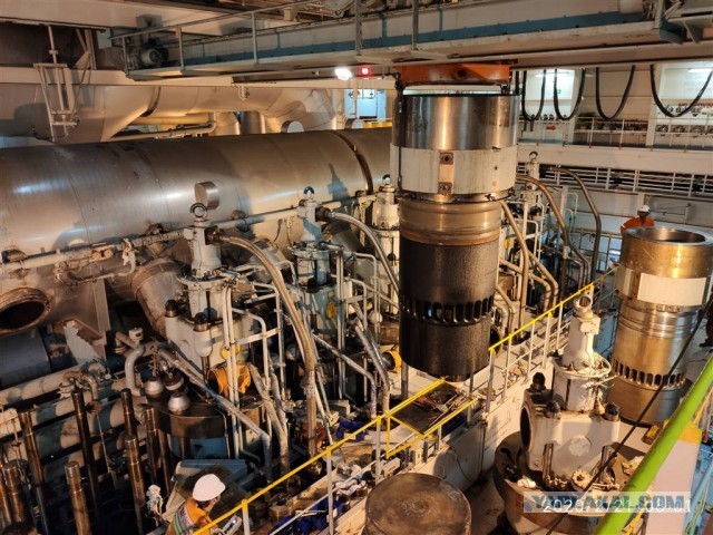 Рутинная замена поршня на судовом главном двигателе мощностью 58100 кВт