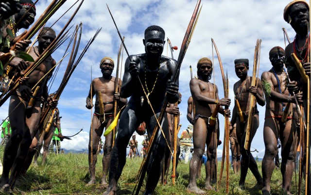 На празднике у папуасов