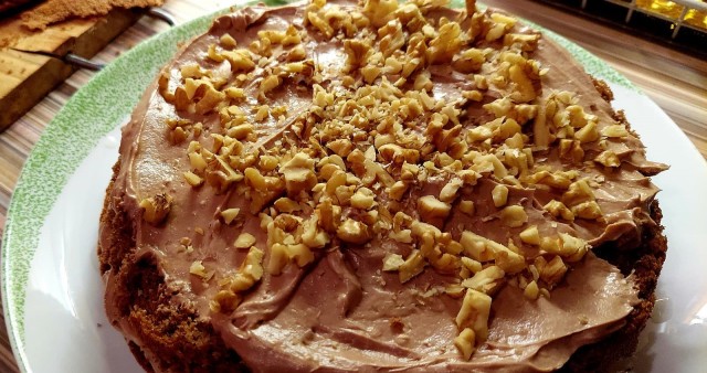 Два бисквитных торта: белый и шоколадный