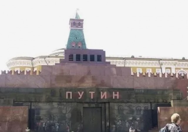 Гигантская очередь выстроилась в Мавзолей Ленина из москвичей и туристов