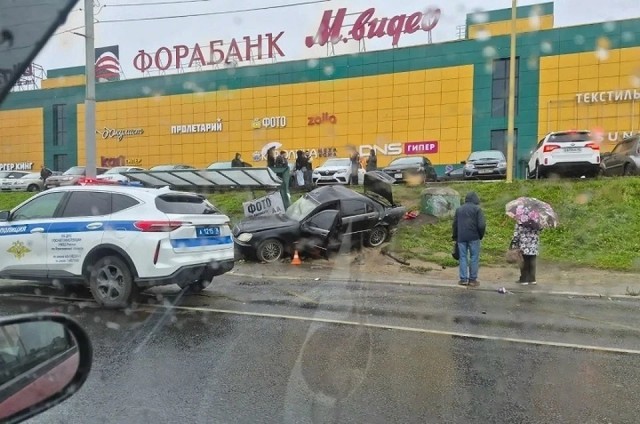 18-летний водитель, протаранивший остановку с людьми в Ярославле, ездил без прав