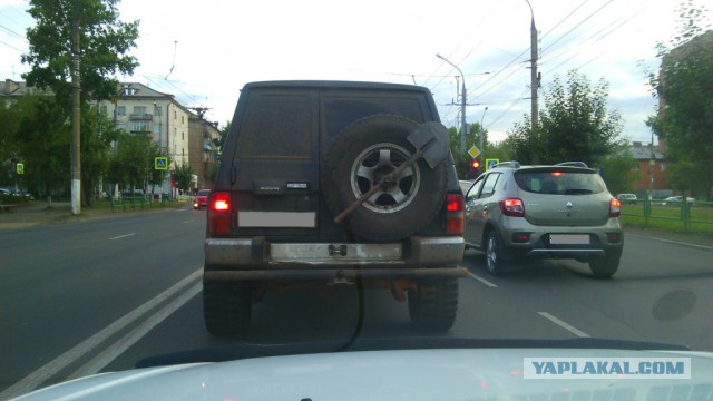 Автоюмор, смекалка, но чаще абсурд