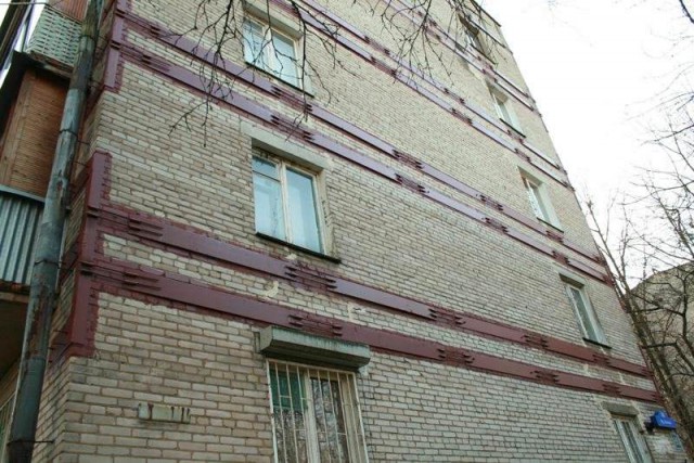 Жильцы разваливающегося дома в центре Волгограда не пускают в квартиры рабочих с тросами