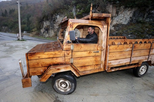 Житель Турции соорудил автомобиль из дерева: за 15 дней смастерил только с помощью пилы и дрели