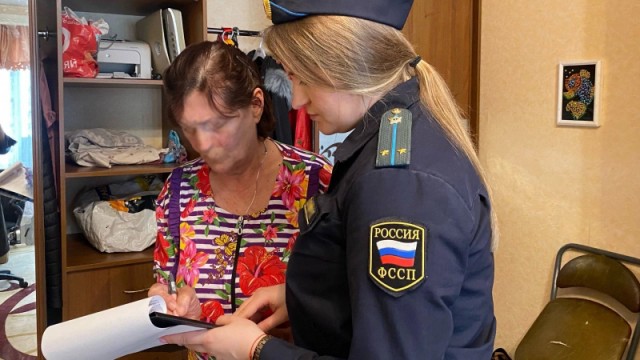 Петербурженку обязали отремонтировать пол после жалоб соседа на скрип и шум