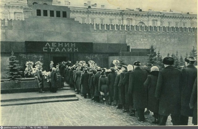Гигантская очередь выстроилась в Мавзолей Ленина из москвичей и туристов