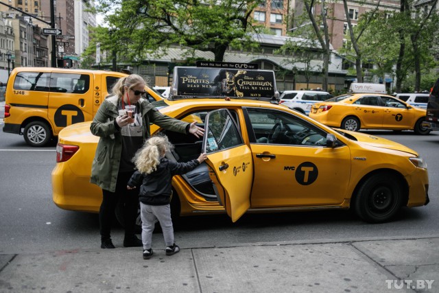 "Жизнь слишком коротка". Как таксист из Нью-Йорка после смерти сына дарит радость людям