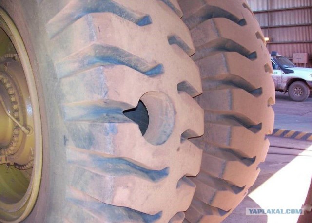 Как пробить колесо у Белаза (3 фото)