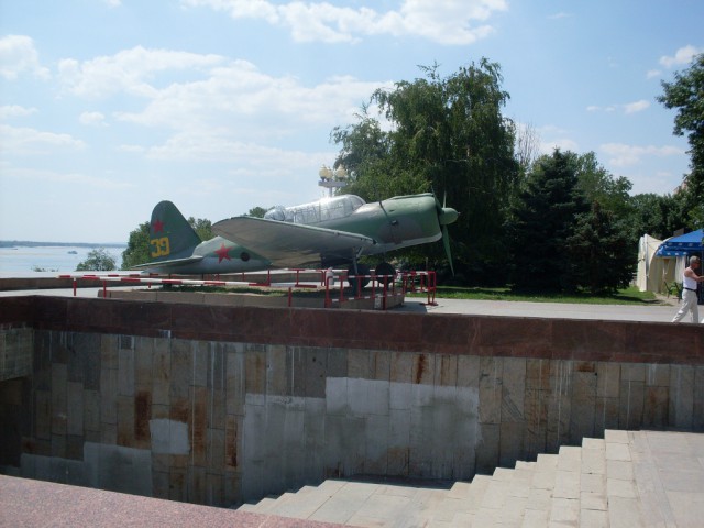 Самолет во дворе