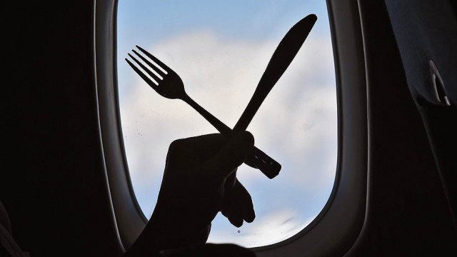 Оставят без обеда: авиакомпании отказываются от питания в полете
