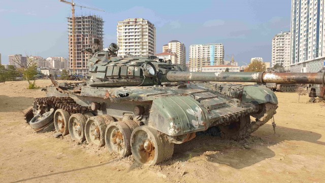Выставка трофейной военной техники в Баку