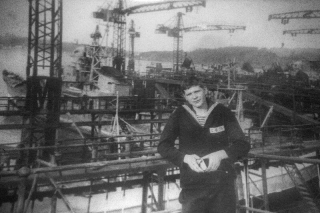 Когда-то здесь базировались крейсера Советско-Гаванской ВМБ, а теперь пилят подлодки