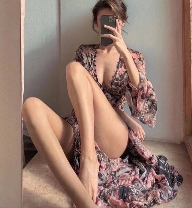 40 зеркальных девушек
